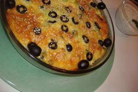 Запеканка из брокколи с чесночным соусом