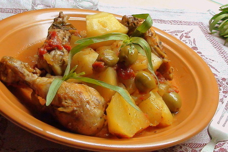 Фото к рецепту: Курочка с картошечкой, тушённая почти в печи, с оливками и помидорами.