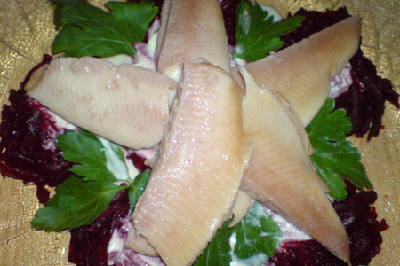 Фото к рецепту: Салат из запечённой свёклы с копчёной форелью