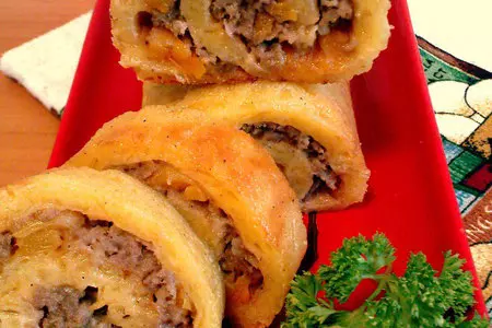 Мясной рулет с курагой в сыре