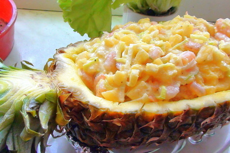 Салат креветочный с ананасом, в ананасе :)