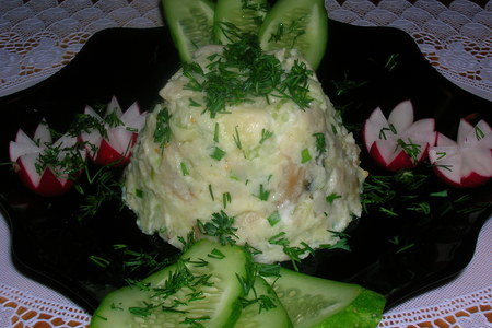 Фото к рецепту: Картофельный салат со скумбрией в горчичной заправке