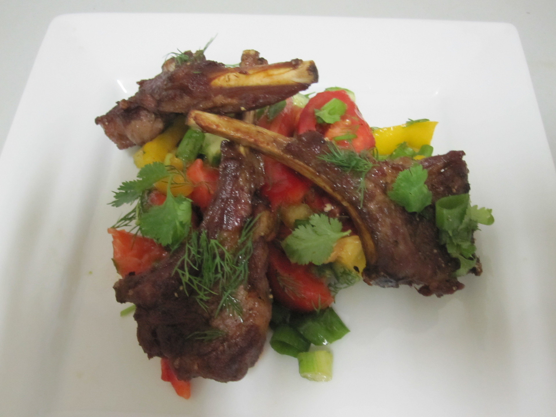 Приготовленные бараньи ребрышки