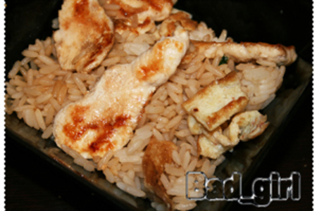 Фото к рецепту: Жаренный рис с куринной грудкой  в соевом соусе