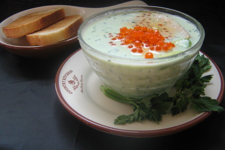Холодный огуречный суп с икрой и авокадо.