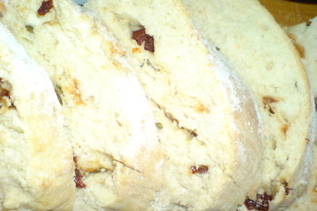 Фото к рецепту: Итальянский хлеб с базиликом и сушеными помидорами "ciabatta "