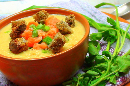Фото к рецепту: Суп пюре из чечевицы с копчёной сёмгой, зелёным луком и сухариками