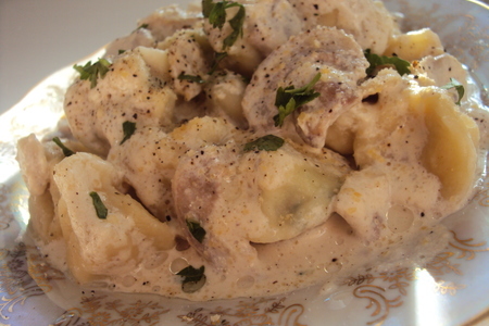 Фото к рецепту: Тортеллини с  курицей и шпинатом в грибном соусе