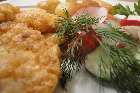 Фото к рецепту: Жареная рыба в маринаде с весенним салатом