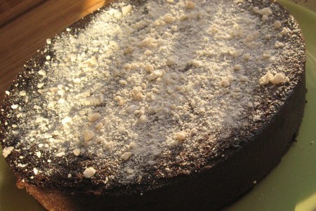 Фото к рецепту: Шоколадный торт с чили
