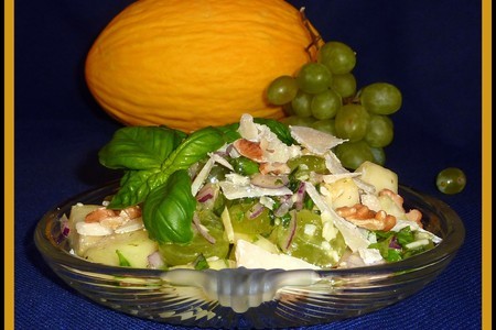 Фото к рецепту: Салат из дыни и винограда №2 "сырный вариант"