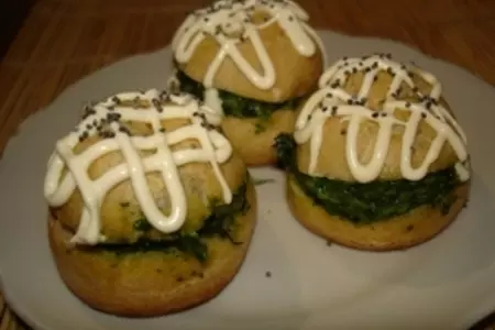 Профитроли для вечеринки с нежной начинкой из шпината.