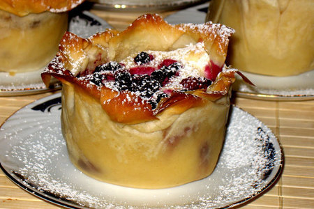 Фото к рецепту: Стаканчики из теста фило с ванильно-творожным суфле и красными ягодами