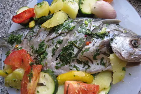 Пампанито запеченное с овощами