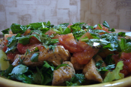 Ароматный салат с индейкой и печёным перцем.