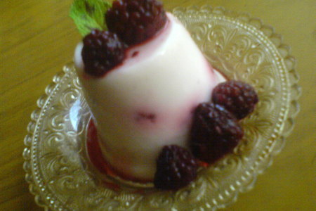 Фото к рецепту: Желе из ягодного йогурта с ежевикой