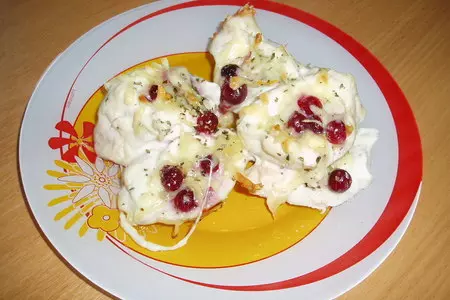 Куриные кармашки с сыром и брусникой