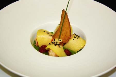 Фото к рецепту: Суп-салат с креветками ,припущенными яблоками  и черным кунжутом