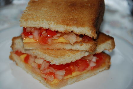 Фото к рецепту: Сендвич с луком и помидором