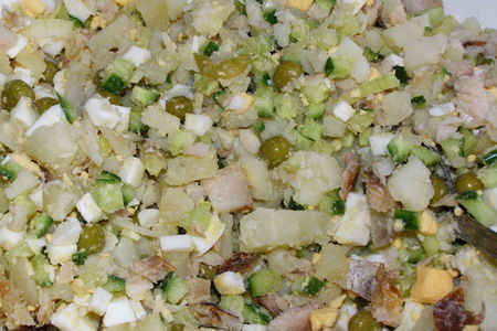 Фото к рецепту: Салат с отварной белой рыбой