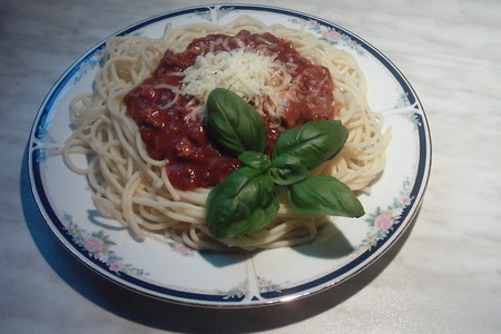 Спагетти в сочетании с томатным соусом болонез.