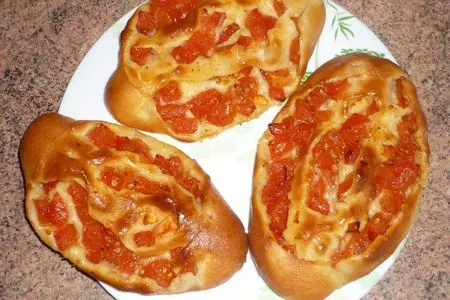 Открытые пирожки с помидорами