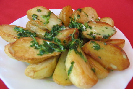 Фото к рецепту: Жаренная молодая картошечка с майонезно-кинзовым соусом