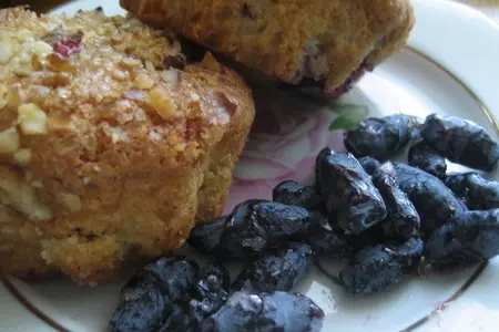 Маффины с жимолостью и ореховой посыпкой