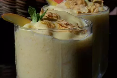 Смузи манговый с кукурузными хлопьями.