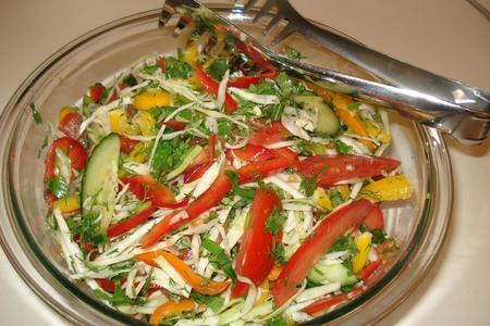 Самый обычный летний салат витаминчик ( с необычным вкусом)