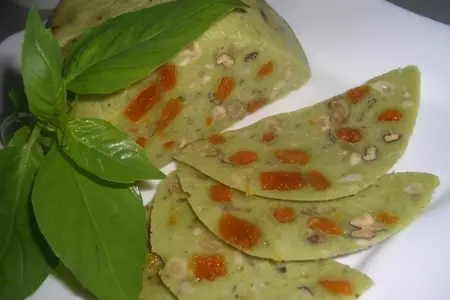 Сыр домашний с базиликом, курагой и грецким орехоми.