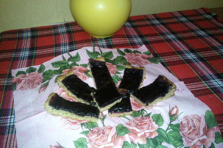 Фото к рецепту: Постный пирог из овсянки с ягодной заливкой