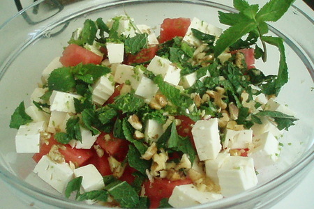 Освежающий салат с арбузом
