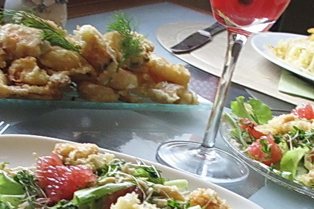 Фото к рецепту: Салат с темпурой из лосося и коктейль "санрайз" по-русски - ужин в стиле "фьюжн"