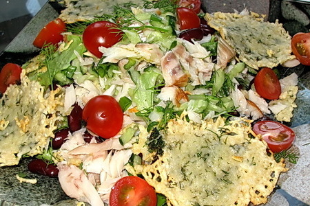 Салат с копченой треской и сырными чипсами