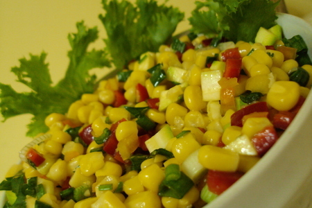 Фото к рецепту: Пестрый   салат  с кукурузой