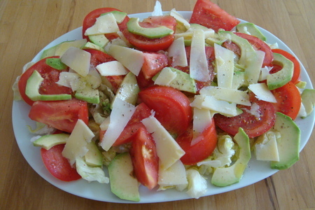 Фото к рецепту: Салат  из помидора , авокадо, пармезана и салата "айсберг"