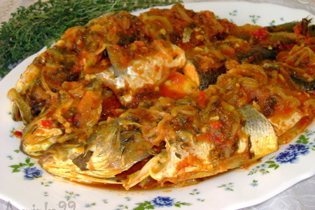 Фото к рецепту: Рыба с карри и имбирем в томатном соусе