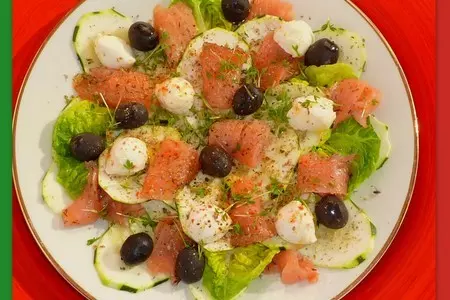 Салат из цуккини с оливками и лососем (insalata di zucchine con olive e salmone)