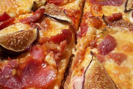 Фото к рецепту: Fig and prosciutto pizza /  пицца с инжиром и прошюто на без дрожжевом тесте "пяти минутка" дуэль!