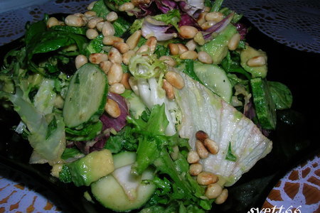 Фото к рецепту: Зеленый салат с авокадо и кедровыми орехами