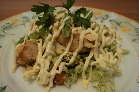 Несложный салат с курицей.