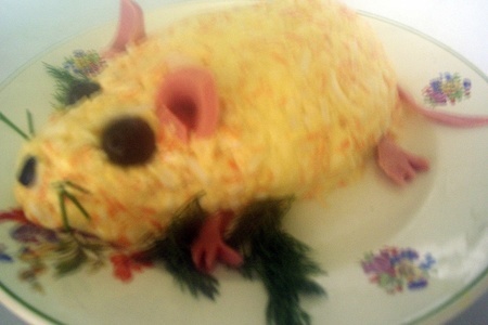 Фото к рецепту: Сырный салат "мышка"