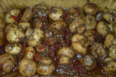 Фото к рецепту: Antipasti   с шампиньонами и сушёными помидорами