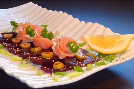 Фото к рецепту: Салат с копчённым лососем и свеклой  на завтрак