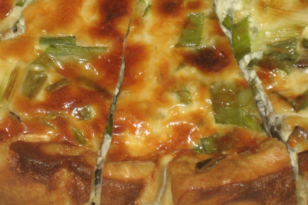 Фото к рецепту: Киш с куриной грудкой, шампиньонами и зеленым луком