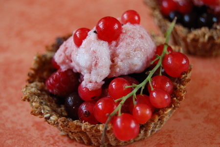 Фото к рецепту: Корзиночки со свежими ягодами и ягодной пенкой