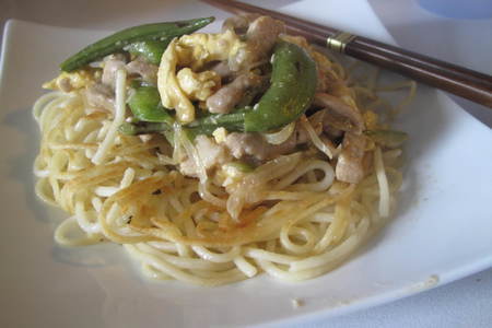Жаренные спагетти со свининой и овощами в стиле chow mein