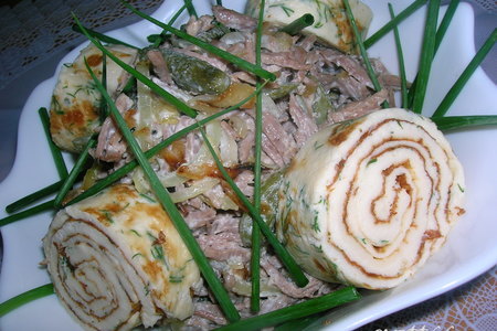 Салат мясной с омлетом и корнишонами