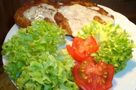 Фото к рецепту: Гречнево - баклажановые оладики с соусом и с начинкой